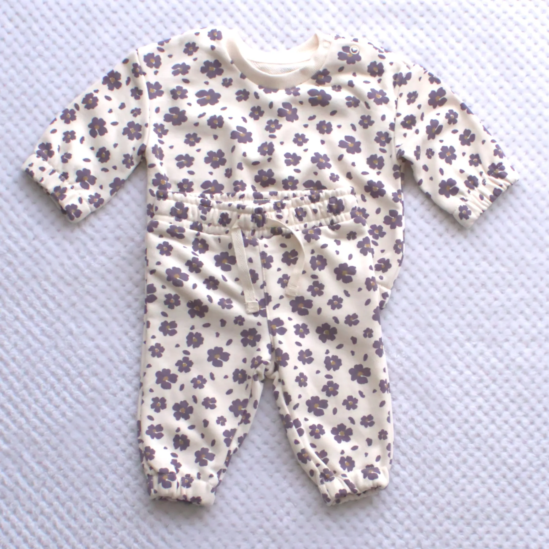 Tracksuit with flower designs